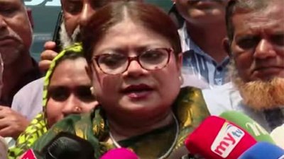 সাংবাদিকদের সঙ্গে কথা বলেন কণ্ঠশিল্পী কনকচাঁপা