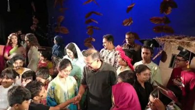 বেইলি রোডের নাটকপাড়ায় শিশুদের সঙ্গে হাত মেলাচ্ছেন প্রধানমন্ত্রী তারেক রহমান। ছবি: সংগৃহীত