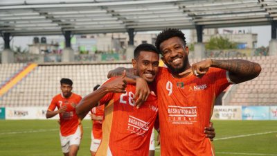 সতীর্থের সঙ্গে দোরিয়েলতনের উদযাপন (৯ নম্বর জার্সি)।