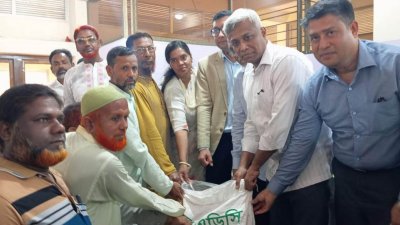 শনিবার যশোর সদর উপজেলা পরিষদ মিলনায়তনে কৃষকদের মাঝে বিনামূল্যে বীজ ও রাসায়নিক সার বিতরণ অনুষ্ঠানে বিদ্যুৎ, জ্বালানি ও খনিজ সম্পদ প্রতিমন্ত্রী অনিন্দ্য ইসলাম অমিত