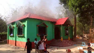 দরবারে হামলা চালিয়ে ব্যাপক ভাঙচুর ও অগ্নিসংযোগ করা হয়