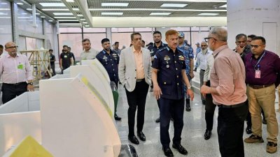 জ ক্যাম্প ও হযরত শাহজালাল আন্তর্জাতিক বিমানবন্দর পরিদর্শনকালে বেসামরিক বিমান চলাচল কর্তৃপক্ষ (বেবিচক) চেয়ারম্যান এয়ার ভাইস মার্শাল মো. মোস্তফা মাহমুদ সিদ্দিক