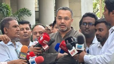 সাংবাদিকদের সঙ্গে কথা বলছেন মাহদী আমিন