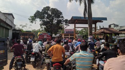 জ্বালানি তেল নিতে কুড়িগ্রাম শহরের একটি পাম্পে মোটরসাইকেল চালকদের ভিড়।