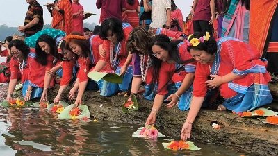 হ্রদের জলে ভাসলো বিজুর ফুল