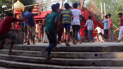 এক দল উচ্ছৃঙ্খল জনতা দরবারে হামলা চালিয়ে ব্যাপক ভাঙচুর ও অগ্নিসংযোগ করে
