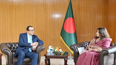 পররাষ্ট্র প্রতিমন্ত্রী শামা ওবায়েদ ইসলামের সঙ্গে সৌজন্য সাক্ষাৎ করেছেন বাংলাদেশে নিযুক্ত ফিলিস্তিনের রাষ্ট্রদূত ইউসেফ রমাদান। ছবি: সংগৃহীত