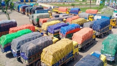 বেনাপোল স্থলবন্দরে পণ্যবাহী ট্রাক