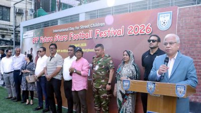 কথা বলছেন ডেভেলপমেন্ট কমিটির চেয়ারম্যান নাসের শাহরিয়ার জাহেদী।