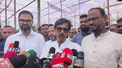 টাঙ্গাইল শহীদ মারুফ স্টেডিয়ামে প্রধানমন্ত্রী তারেক রহমানের সমাবেশস্থল পরিদর্শন শেষে সাংবাদিকদের সঙ্গে কথা বলেন কৃষিমন্ত্রী