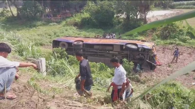 যাত্রীবাহী বাসটি সড়ক থেকে ছিটকে ৪০ ফুট গভীর খাদে পড়ে উল্টে যায়