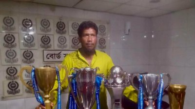 মোহামেডানে জেতা ট্রফিসহ আলফাজ আহমেদ।