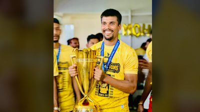 ট্রফি হাতে মোহামেডান অধিনায়ক মেহেদী হাসান মিঠু।