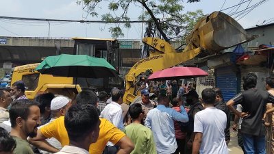 অবৈধ বাস কাউন্টার উচ্ছেদে অভিযান চালাচ্ছে ডিএসসিসি। ছবি: সংগৃহীত
