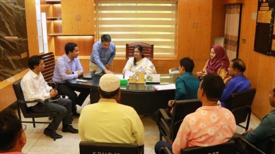 কুড়িগ্রাম পৌরসভা কার্যালয় পরিদর্শন করে শহরের যানজট নিরসন এবং পৌর এলাকার ময়লা-আবর্জনা ফেলার জন্য ডাম্পিং স্টেশন স্থাপনের জন্য স্থান নির্ধারণের প্রয়োজনীয় নির্দেশনা দিয়েছেন জেলা প্রশাস