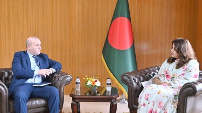 প্রতিমন্ত্রী শামা ওবায়েদ ইসলামের সঙ্গে সৌজন্য সাক্ষাৎ করেছেন বাংলাদেশে নিযুক্ত আলজেরিয়ার রাষ্ট্রদূত আবদেলুয়াহাব সাইদানি। ছবি: সংগৃহীত