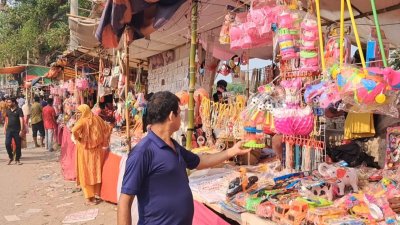 পুণ্যস্নান ঘিরে ব্রহ্মপুত্র নদের তীরে প্রতি বছর জমে লাঙ্গলবন্দের মেলা