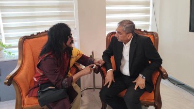 পানিসম্পদ মন্ত্রী শহীদ উদ্দীন চৌধুরী এ্যানির সঙ্গে মাসুদ অরুণ। ছবিটি মাসুদ অরুণের ভেরিফায়েড ফেসবুক অ্যাকাউন্ট থেকে নেওয়া।
