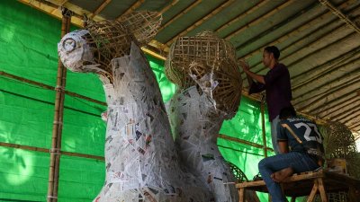 নববর্ষের শোভাযাত্রা উপলক্ষে ঢাবির চারুকলা অনুষদে মোটিফ তৈরিতে কাজ করছেন শিল্পীরা। ছবি: আহাদুল করিম খান