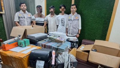 বিপুল পরিমাণে মোবাইল, এর যন্ত্রাংশ ও টাকাসহ গ্রেফতার ৩