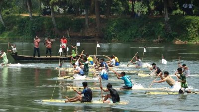 জাহাঙ্গীরনগর বিশ্ববিদ্যালয়ে ভেলা বাইচ