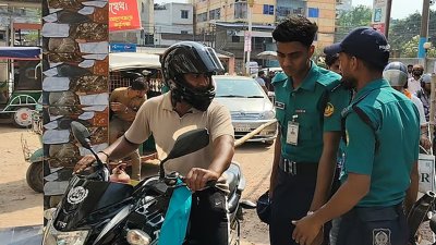 অ্যাপের মাধ্যমে তেল নিতে এসে ধরা পড়ছেন অনেকে