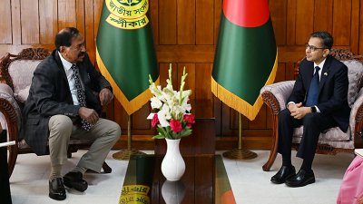 স্পিকার হাফিজ উদ্দিন আহমদের সঙ্গে সাক্ষাৎ করেন ভারতের বিদায়ী হাইকমিশনার প্রণয় ভার্মা