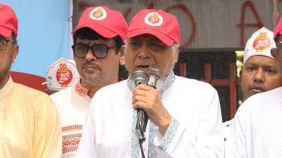 বৈশাখী শোভাযাত্রার আগে বক্তব্য রাখেন ঢাকা-১২ আসনের এমপি সাইফুল আলম