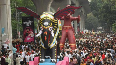 চারুকলা অনুষদ থেকে আয়োজিত ‘বৈশাখী শোভাযাত্রা’ (ছবি: নাসিরুল ইসলাম)