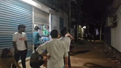 কার্যালয়ের সামনে নেতাকর্মীরা