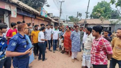 সড়ক সংস্কারে ধীরগতির কারণে ভোগান্তিতে অতিষ্ঠ হয়ে প্রতিবাদে সড়ক অবরোধ করে বিক্ষোভ করেছেন এলাকাবাসী ও ব্যবসায়ীরা