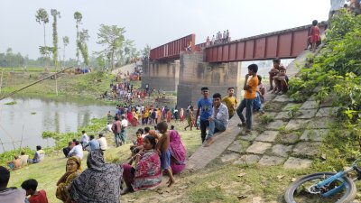নদীর পাড়ে স্থানীয়দের অপেক্ষা