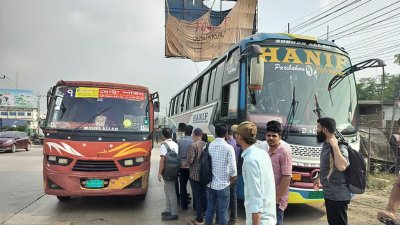 মাঝপথে থেমে যাওয়া বাস