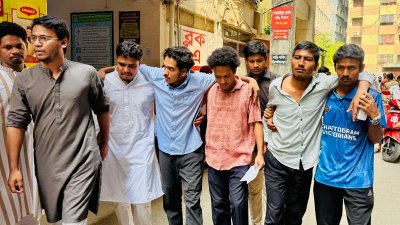 আহত দুই সাংবাদিককে হাসপাতালে নেওয়া হচ্ছে। ছবি: বাংলা ট্রিবিউন