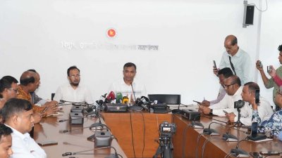বিদ্যুৎ জ্বালানি ও খনিজ সম্পদ মন্ত্রণালয়ের সম্মেলন কক্ষে আয়োজিত সংবাদ সম্মেলনে কথা বলছে যুগ্মসচিব মনির হোসেন। ছবি: সংগৃহীত