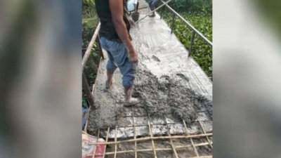 বরিশালের আগৈলঝাড়ায় একটি আয়রন ব্রিজে রডের পরিবর্তে বাঁশের কঞ্চি দিয়ে ঢালাই দেওয়ার অভিযোগ উঠেছে