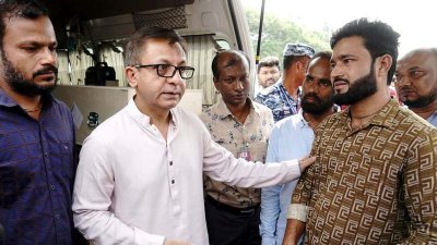 শাহজালাল আন্তর্জাতিক বিমানবন্দরে বাণিজ্যমন্ত্রী খন্দকার আব্দুল মুক্তাদির। ছবি: সংগৃহীত
