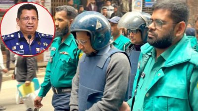 আদালত প্রাঙ্গনে পুলিশ প্রহরায় সাবেক আইজিপি চৌধুরী আবদুল্লাহ আল মামুন (ফাইল ছবি)