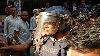 পুলিশ পাহারায় আদালত প্রাঙ্গনে ডিজিএফআইয়ের মাঞ্জিল হায়দার (ছবি সংগৃহীত)
