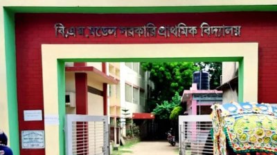 স্কুল ছুটির পর টয়লেটে আটকে পড়লো শিশুশিক্ষার্থী