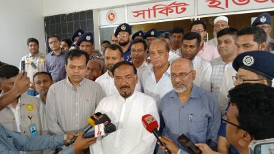 বরিশাল সার্কিট হাউজে সাংবাদিকদের সঙ্গে কথা বলেন জাতীয় সংসদের স্পিকার