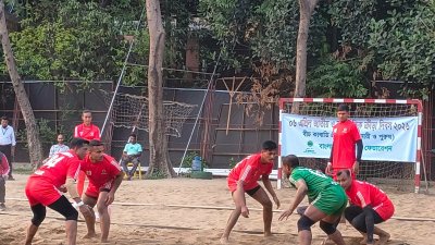 অস্থায়ী মাঠ বানিয়ে কাবাডি দলের অনুশীলন।