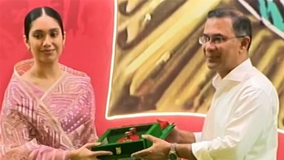 প্রধানমন্ত্রী তারেক রহমানের কাছ থেকে খালেদা জিয়ার স্বাধীনতা পুরস্কার নিচ্ছেন জাইমা রহমান