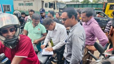 তিন মোটরসাইকেল চালককে জরিমানা