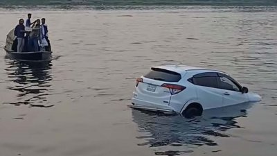 নারায়ণগঞ্জে থেমে থাকা ফেরি থেকে একটি প্রাইভেটকার শীতলক্ষ্যা নদীতে পড়ে ডুবে গেছে