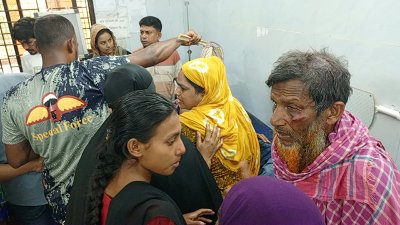 হাসপাতালে চিকিৎসা নিচ্ছেন আহতরা