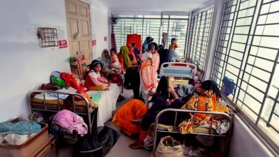 পাবনা জেনারেল হাসপাতালে অভিভাবকদের সঙ্গে চিকিৎসা নিতে আসা শিশুরা, ছবি: বাংলা ট্রিবিউন