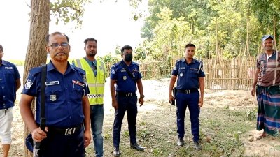 পীর আব্দুর রহমানের কবরে পুলিশ মোতায়েন