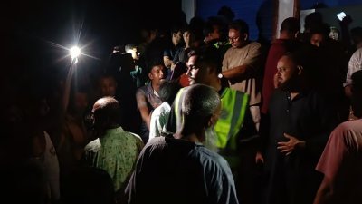 রাজশাহীর বাগমারায় পুলিশকে অবরুদ্ধ করলেন এলাকাবাসী