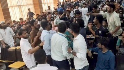 যশোর বিজ্ঞান ও প্রযুক্তি বিশ্ববিদ্যালয়ে (যবিপ্রবি) শিক্ষার্থীদের সঙ্গে সদ্য যোগদান করা উপাচার্যের মতবিনিময় সভায় হট্টগোলের ঘটনা ঘটেছে